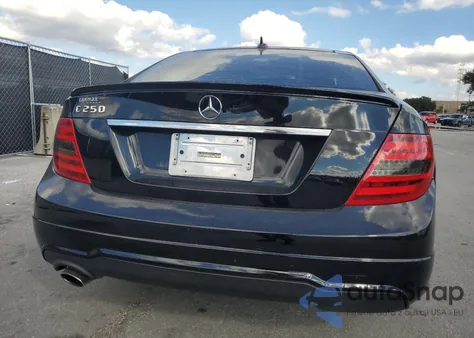 2013 Mercedes-Benz C 250 z USA, uszkodzony, nr VIN WDDGJ4HB8DG028124